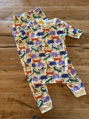 NWT Hanna Andersson White Pajama Set with Multicolor Safari Animals